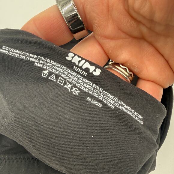 Skims Fits Everybody Bandeau Onyx Black New withou5 tags Size Medium - Picture 3 of 3